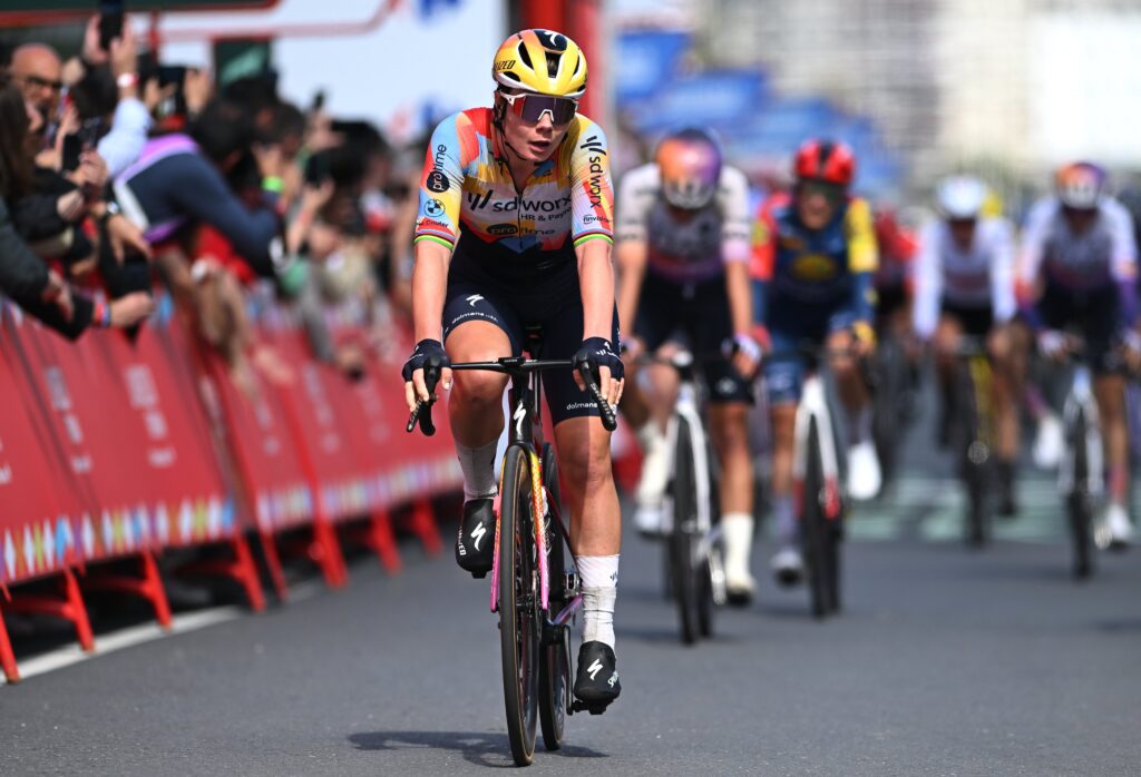 LOTTE-KOPECKY-VUELTA-FEMENINA-1024x698.jpeg